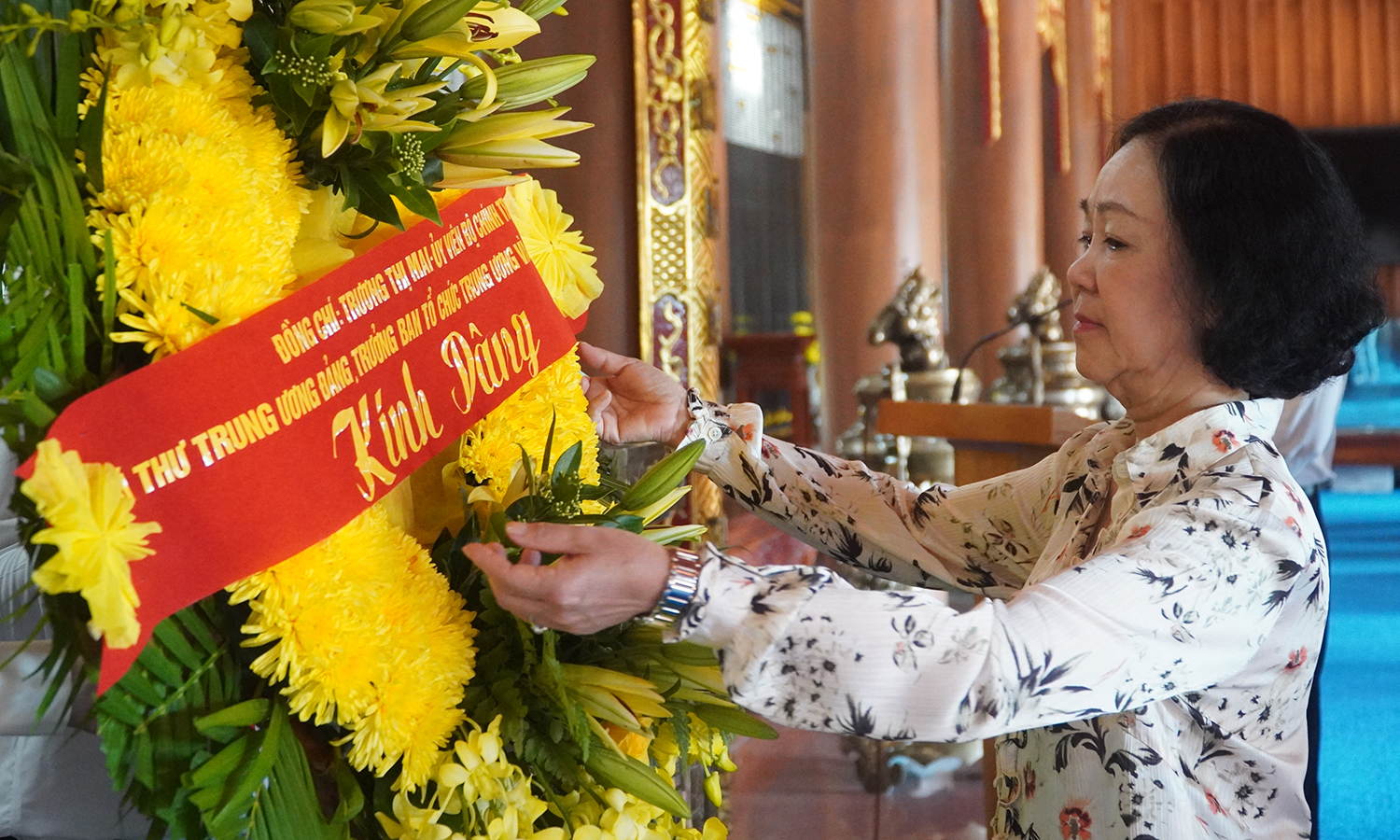 Đồng chí Trưởng ban Tổ chức Trung ương Trương Thị Mai dâng hoa 
