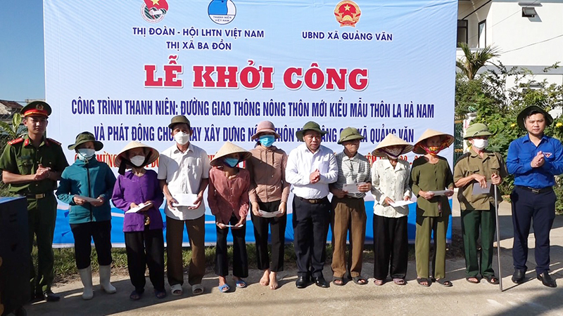  Thị đoàn Ba Đồn trao 10 suất quà cho các gia đình chính sách nhân kỷ niệm 75 Ngày Thương binh – liệt sỹ.
