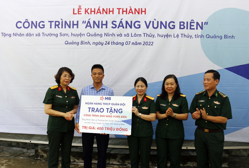 Lãnh đạo Ngân hàng TMCP Quân đội trao biển hỗ trợ xây dựng các công trình “Ánh sáng vùng biên” cho Bộ Chỉ huy BĐBP tỉnh và chính quyền địa phương trên địa bàn. 