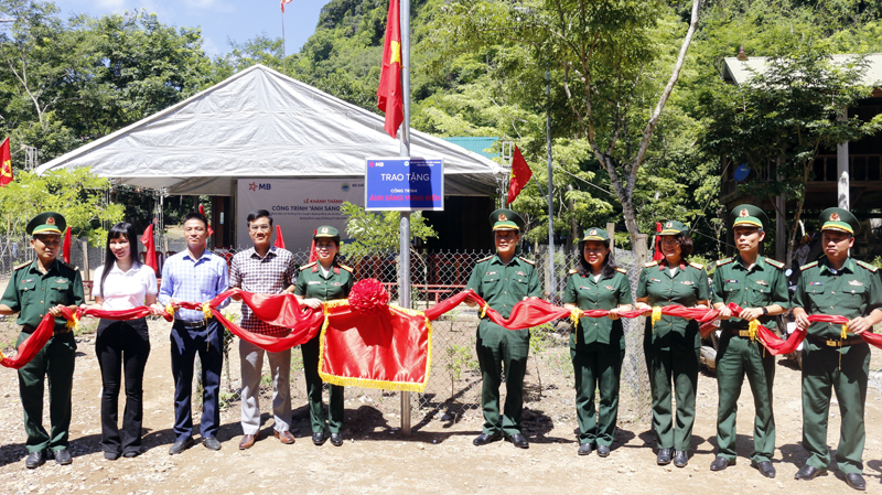 Lãnh đạo 2 đơn vị cắt băng khánh thành khánh thành công trình “Ánh sáng vùng biên”.