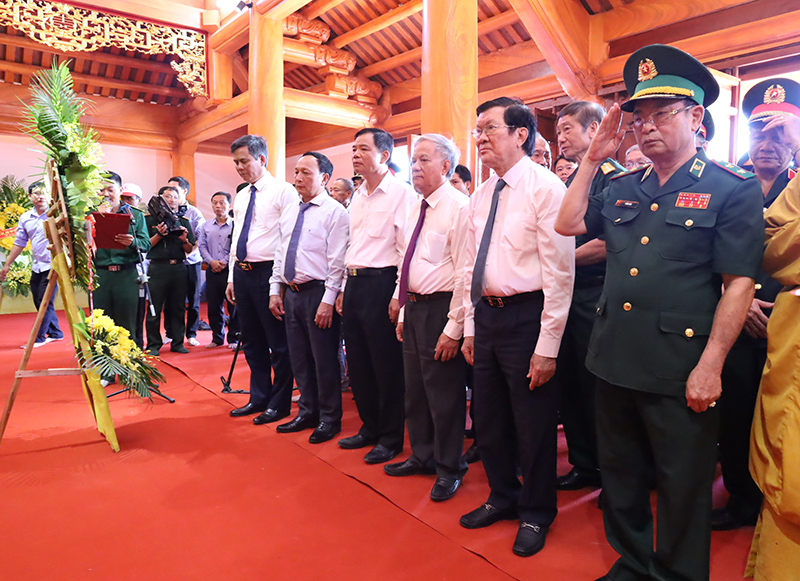 Các đồng chí lãnh đạo Trung ương và địa phương đặt vòng hoa, dâng hương các anh hùng liệt sỹ. 
