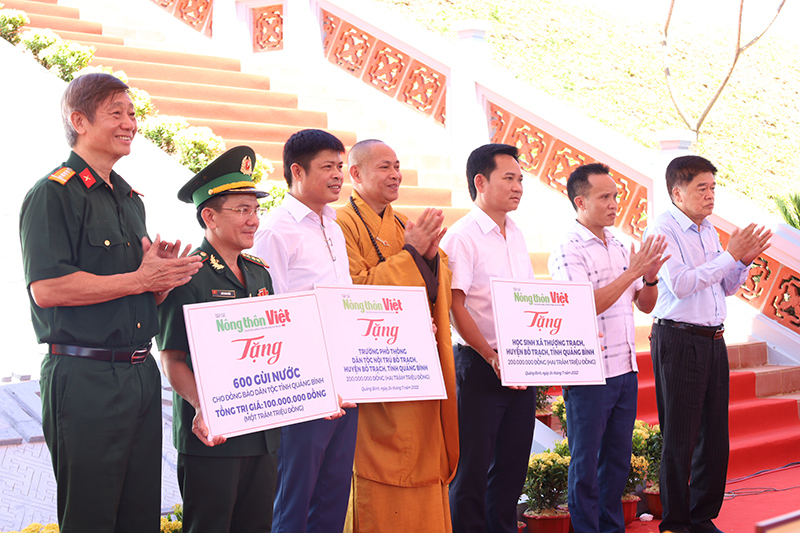 Các nhà tài trợ trao biển tượng trưng hỗ trợ an sinh xã hội cho các địa phương trên địa bàn.