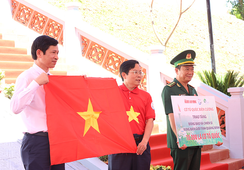 ... và 10.000 lá cờ Tổ quốc.