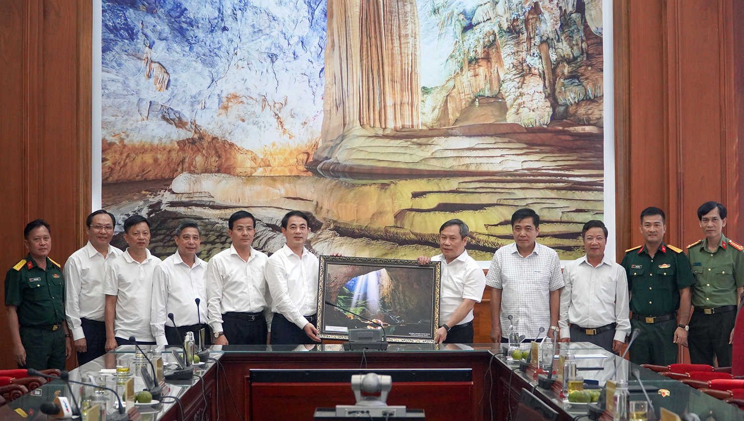 Đồng chí Bí thư Tỉnh ủy Vũ Đại Thắng tặng quà cho đoàn công tác Tỉnh ủy Hậu Giang