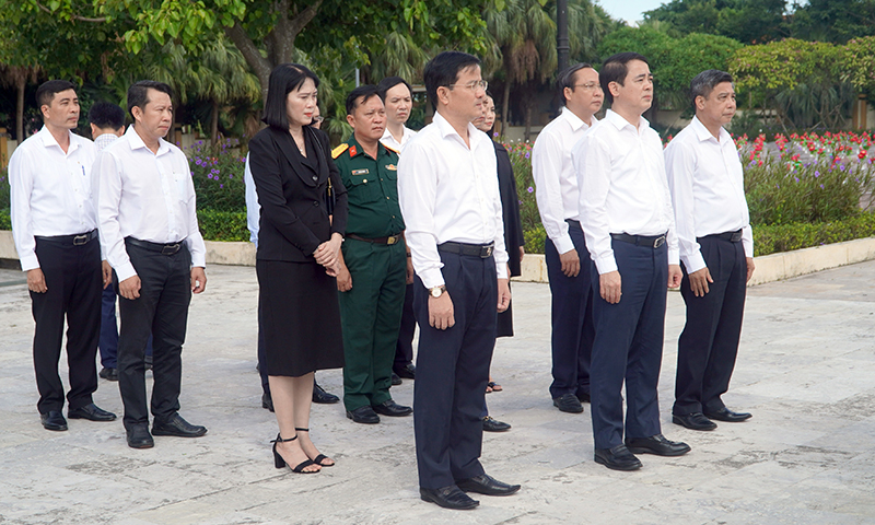 Đoàn công tác Tỉnh ủy Hậu Giang viếng Nghĩa trang liệt sỹ Ba Dốc
