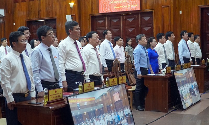 Các đại biểu chào cờ tại phiên khai mạc
