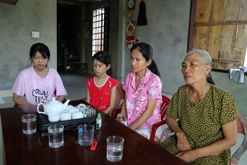 Bà Thảnh cùng vợ con anh Khởi ngày ngày luôn cầu mong cho anh tai qua nạn khỏi.