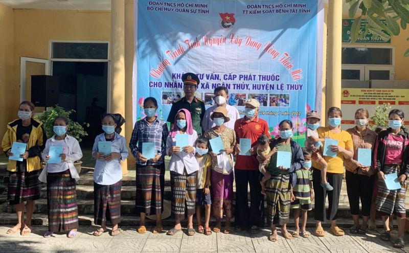 Tặng sổ khám bệnh cho đồng bào dân tộc Vân Kiều xã Ngân Thủy.