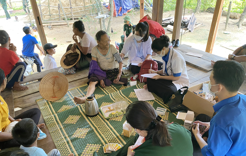 Khám bệnh và phát thuốc miễn phí cho bà con bản Còi Đá.