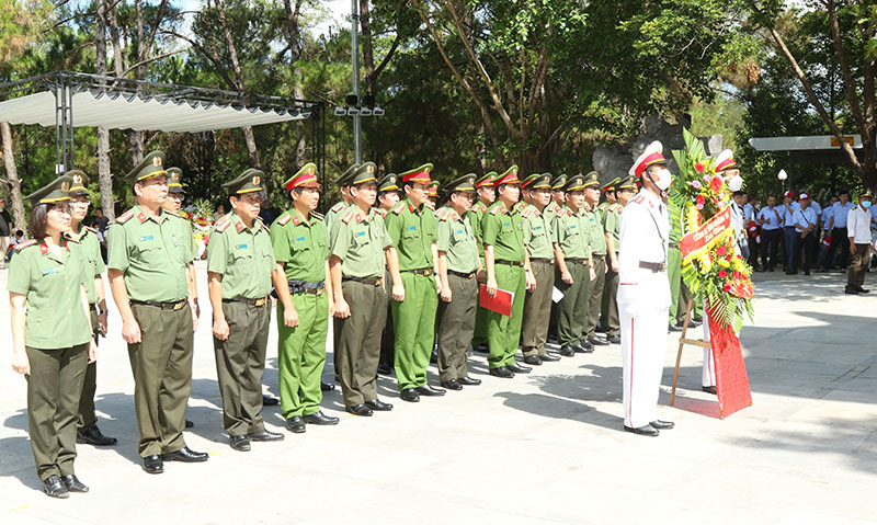 Đoàn công tác Công an tỉnh dâng hương, dâng hoa, báo công tri ân các anh hùng, liệt sỹ tại Nghĩa trang liệt sỹ Quốc gia Trường Sơn