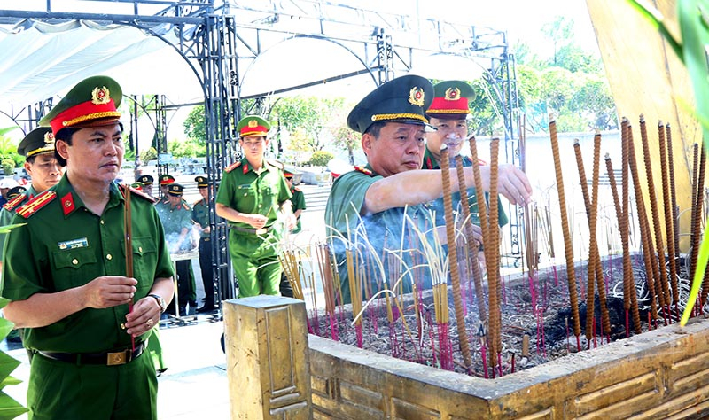 Các đồng chí lãnh đạo Công an tỉnh tri ân các anh hùng, liệt sỹ.