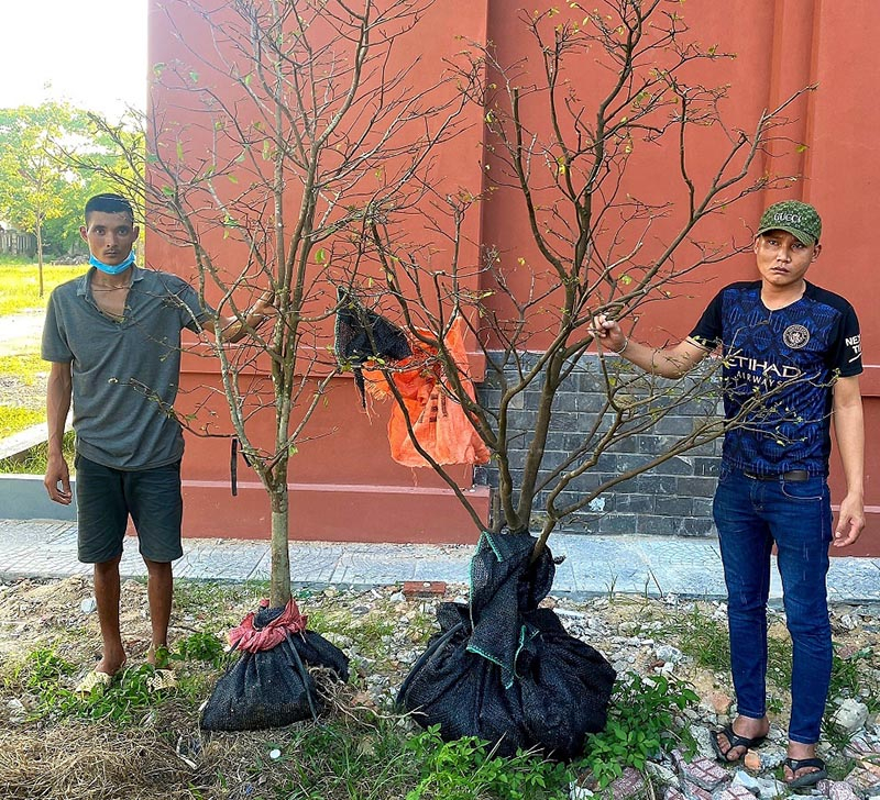 2 đối tượng Nguyễn Chí Thành và Trần Xuân Long cùng tang vật vụ trộm.