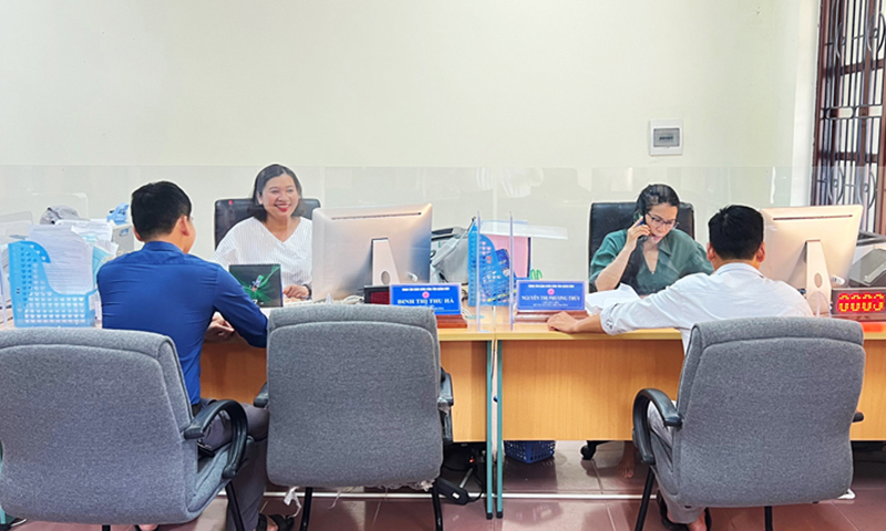Cán bộ Sở TN-MT tiếp nhận hồ sơ của tổ chức đến giao dịch tại Trung tâm Hành chính công tỉnh.