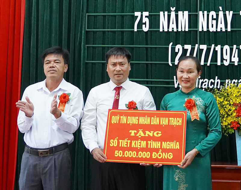Lãnh đạo xã Vạn Trạch tiếp nhận hỗ trợ của các đơn vị, doanh nghiệp.