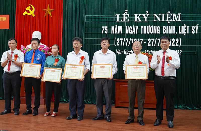 Lãnh đạo xã Vạn Trạch trao tặng giấy khen cho các tập thể, cá nhân có thành tích xuất sắc trong việc làm tốt công tác đền ơn, đáp nghĩa trên địa bàn xã.