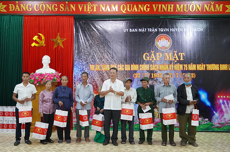 Đại diện lãnh đạo UBND huyện Bố Trạch tặng quà cho các gia đình chính sách trên địa bàn huyện.
