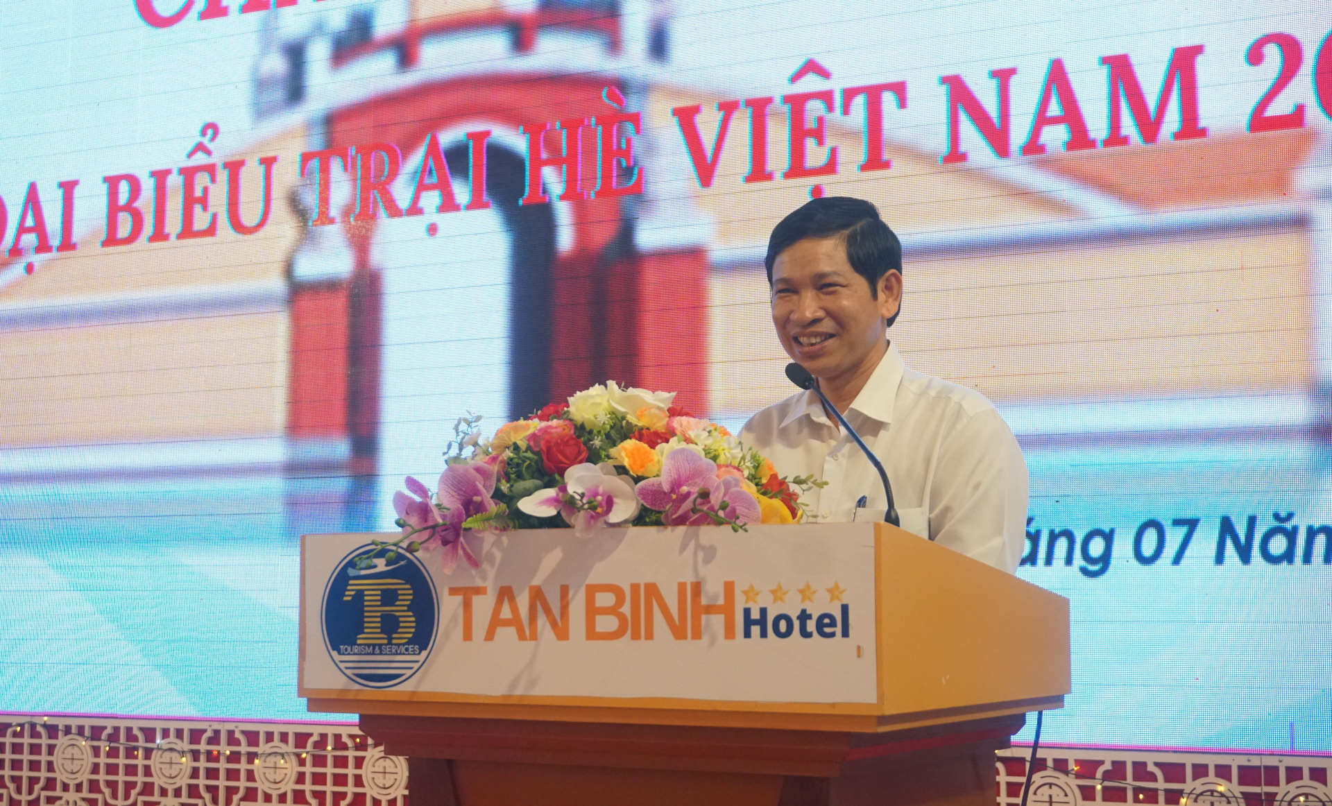 Đồng chí Phó Chủ tịch UBND tỉnh Hồ An Phong phát biểu tại buổi gặp mặt.