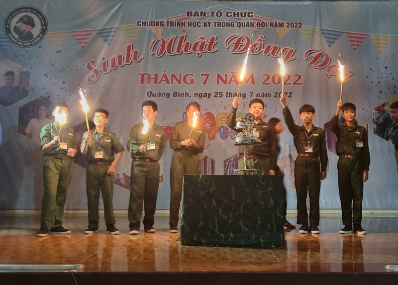  Các học viên có sinh nhật trong tháng 7 thắp nến mừng sinh nhật.