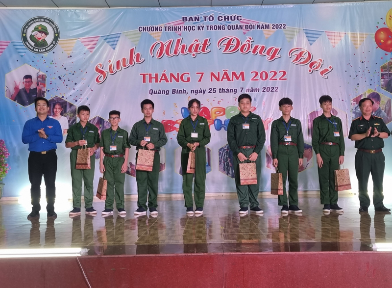 Đại diện lãnh đạo Bộ chỉ huy Quân sự tỉnh, Tỉnh đoàn trao quà sinh nhật cho các học viên