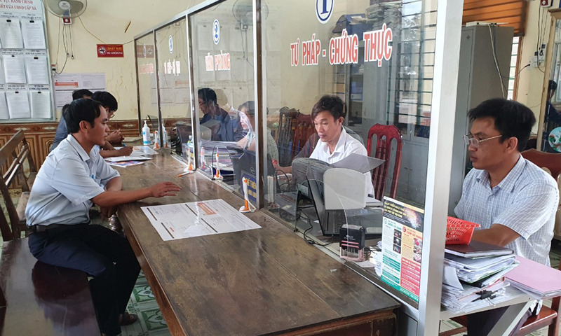 Người dân thực hiện giao dịch các TTHC về đất tại tại Bộ phận một cửa xã Liên Thủy (Lệ Thủy).