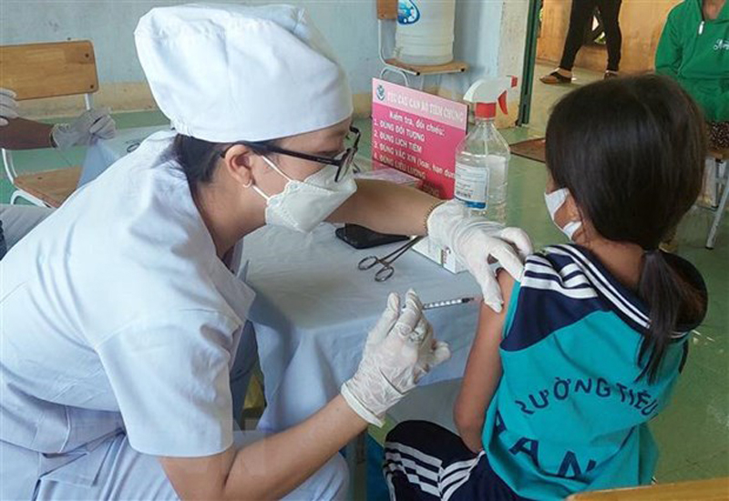 Triển khai tiêm vaccine phòng COVID-19 cho học sinh ở xã Ma Nới, huyện Ninh Sơn, tỉnh Ninh Thuận. (Ảnh: Công Thử/TTXVN)