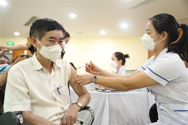 Tiêm vaccine mũi nhắc lại. (Ảnh: TTXVN)