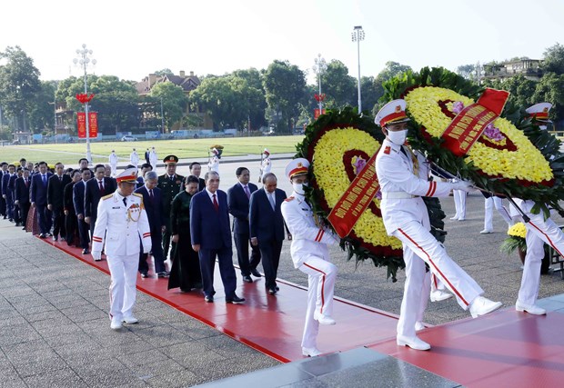 Lãnh đạo Đảng, Nhà nước đặt vòng hoa và vào Lăng viếng Chủ tịch Hồ Chí Minh. (Ảnh: An Đăng/TTXVN)