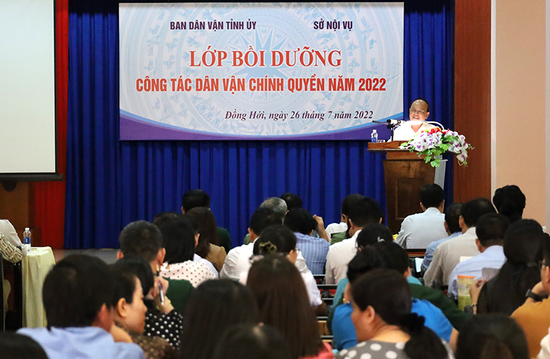 Giảng viên trao đổi chuyên đề về công tác dân vận với học viên.