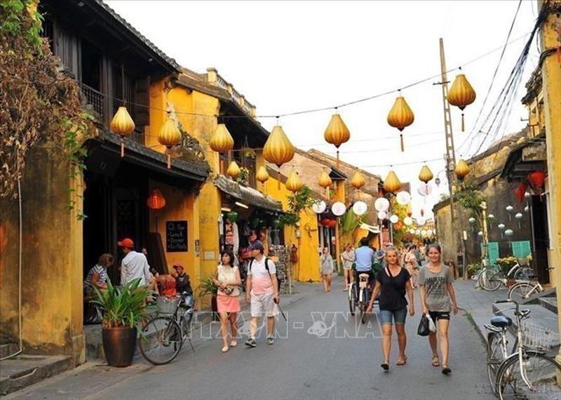  Khách du lịch trong và ngoài nước tham quan phố cổ Hội An. Ảnh tư liệu: Minh Đức/TTXVN