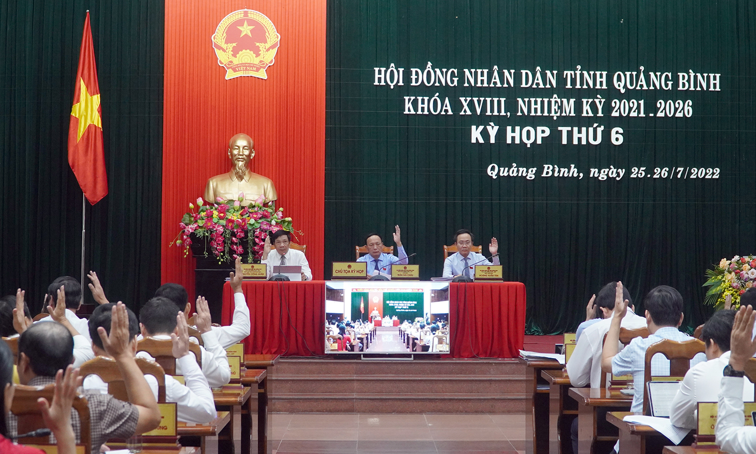 Đại biểu biểu quyết thông qua các nghị quyết tại kỳ họp