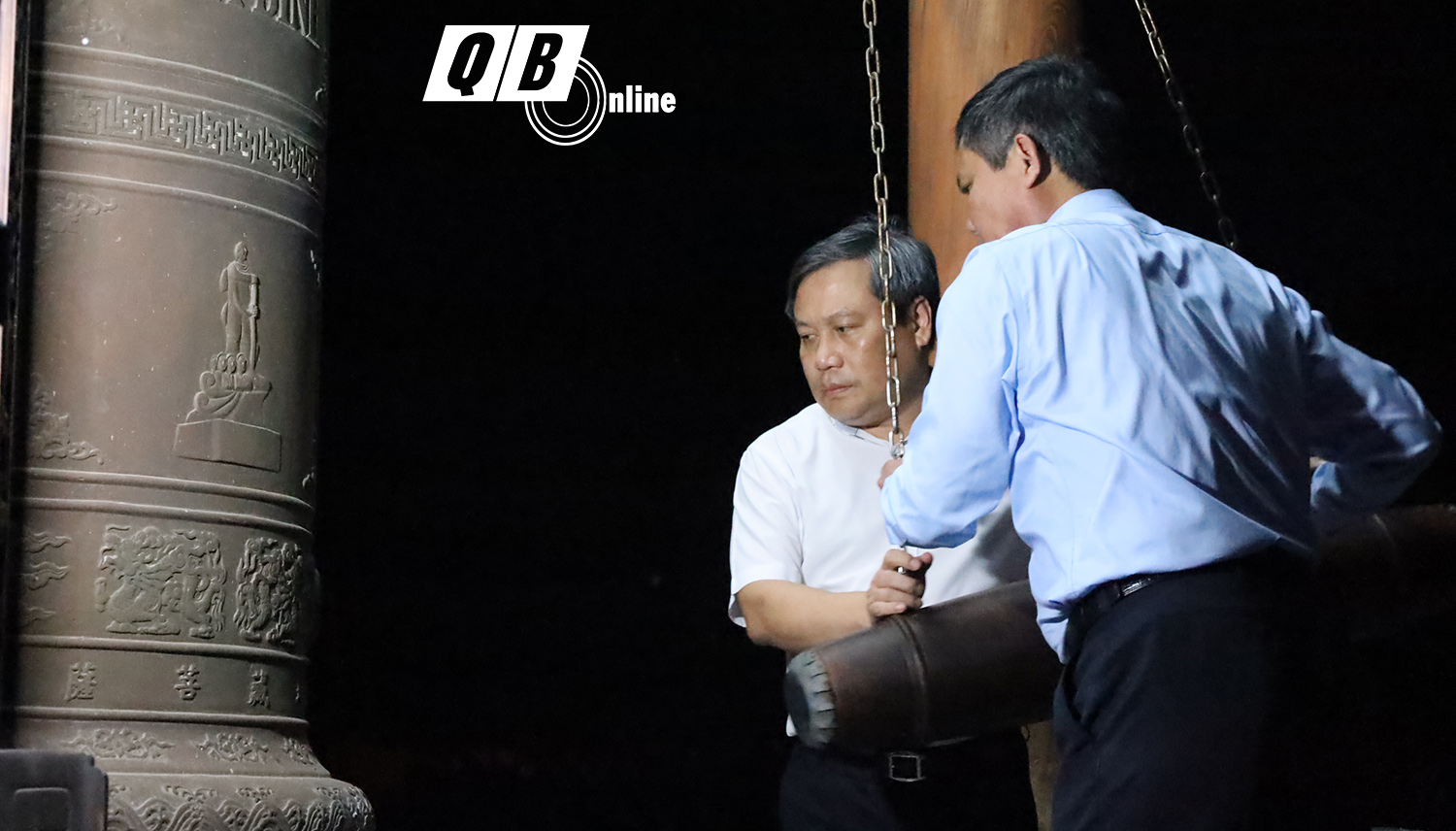 Đồng chí Bí thư Tỉnh ủy Vũ Đại Thắng và đồng chí Chủ tịch UBND tỉnh Trần Thắng thực hiện nghi thức thỉnh chuông.