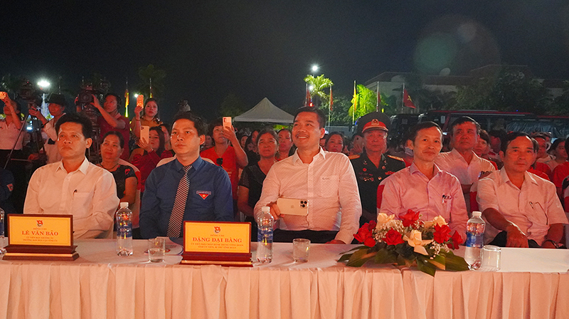  Các đại biểu tham dự tại chương trình nghệ thuật.