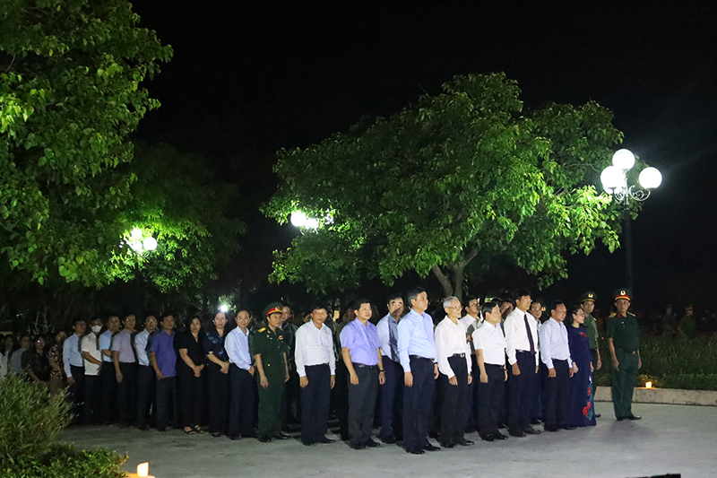 Các đại biểu tham dự buổi lễ dâng hương.