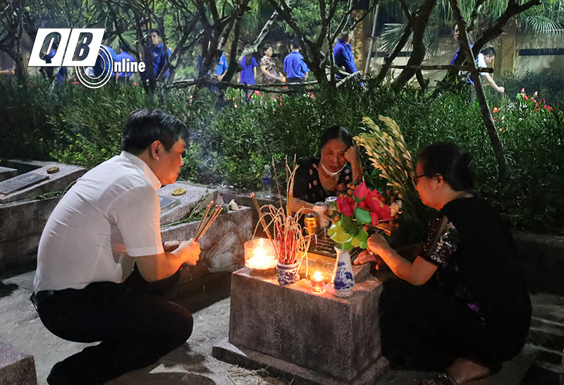 Đồng chí Bí thư Tỉnh ủy thăm hỏi thân nhân gia đình liệt sỹ đến viếng mộ tại Nghĩa trang Ba Dốc. 