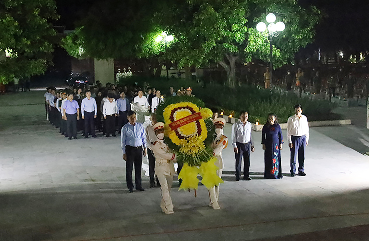 Các đồng chí lãnh đạo tỉnh đặt vòng hoa, dâng hương tưởng nhớ anh linh các anh hùng liệt sỹ. 