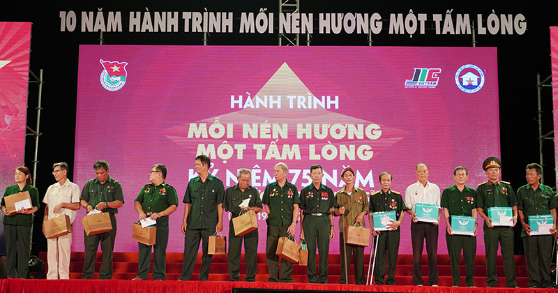 Trao quà cho các thương binh, bệnh binh.