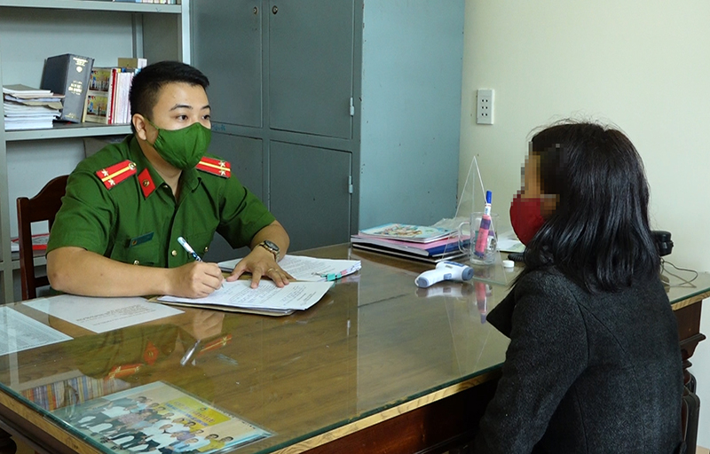 Cơ quan chức năng tiếp nhận trình bày của người bị hại liên quan đến tội phạm lừa đảo qua không gian mạng.