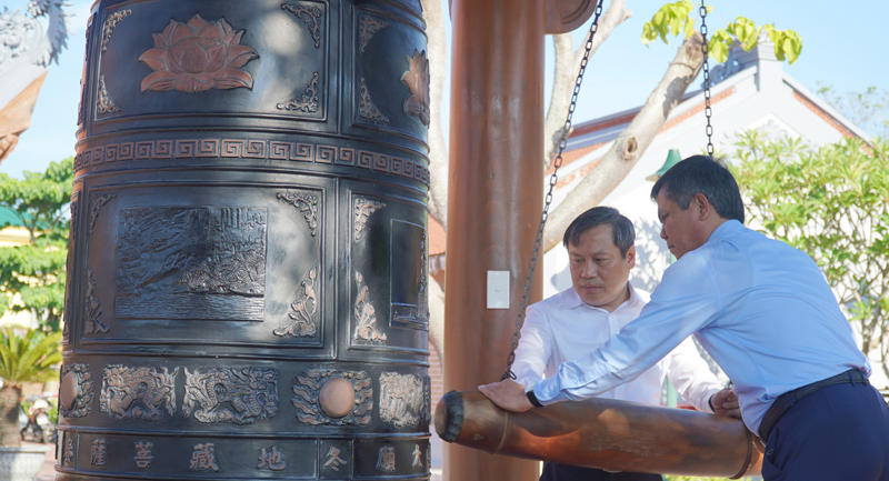 Đồng chí Vũ Đại Thắng và đồng chí Trần Thắng đã thực hiện nghi thức thỉnh chuông.