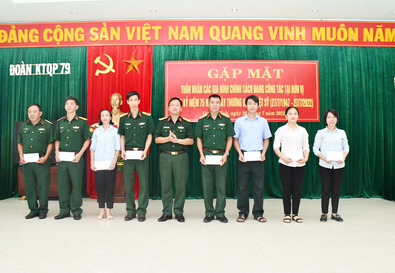 Lãnh đạo Đoàn Kinh tế-Quốc phòng 79 tặng quà cho thân nhân các gia đình chính sách
