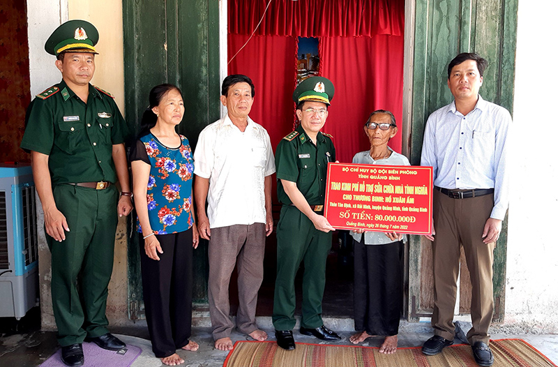Thượng tá Ngô Minh Điền, Phó Chính ủy BĐBP tỉnh trao biển tưởng trưng tiền hỗ trợ tu sửa nhà tình nghĩa cho thương binh Hồ Xuân Ấm (thôn Tân Định, xã Hải Ninh, Quảng Bình) nguyên là chiến sĩ BĐBP.