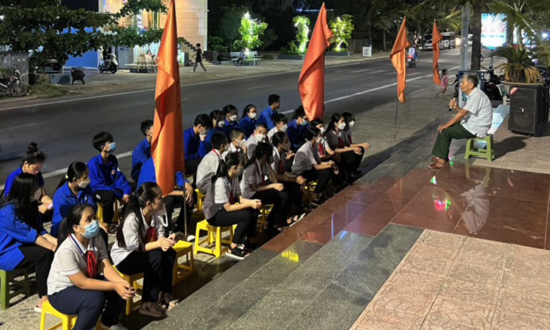 CCB Trần Thanh Hồng trong các buổi ngoại khóa giáo dục truyền thống cho thế hệ trẻ trên địa bàn.