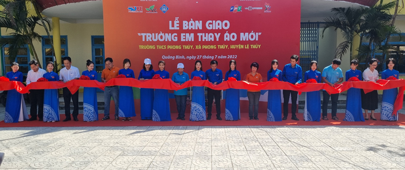 Nghi thức cắt băng khánh thành chương trình “Trường em thay áo mới”