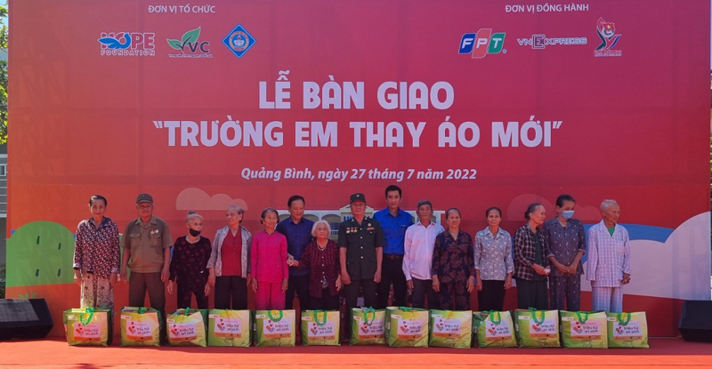 Trung tâm Tình nguyện Quốc gia trao quà cho các gia đình thương bệnh binh, gia đình có công với cách mạng.