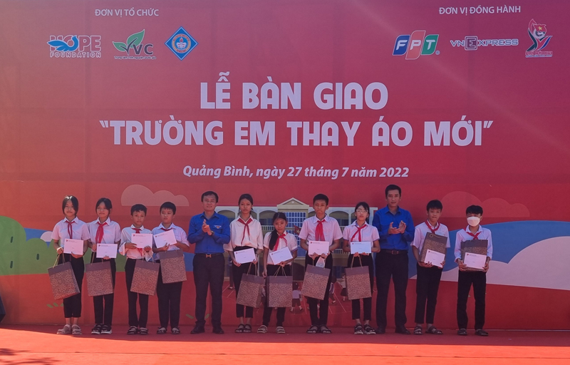 Trung tâm Tình nguyện Quốc gia trao học bổng cho các em học sinh có hoàn cảnh khó khăn vươn lên trong học tập.