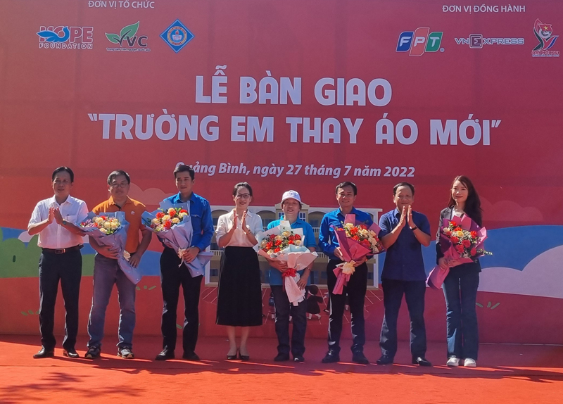 UBND huyện Lệ Thủy và phòng Giáo dục và Đào tạo huyện tặng hoa cho các đơn vị đồng hành