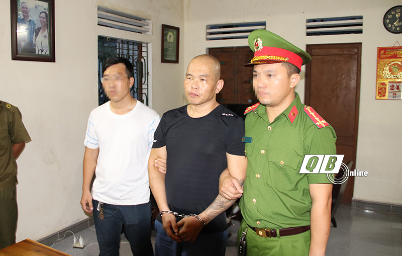 Đối tượng Bùi Ngọc Bảo Trung cùng tang vật.