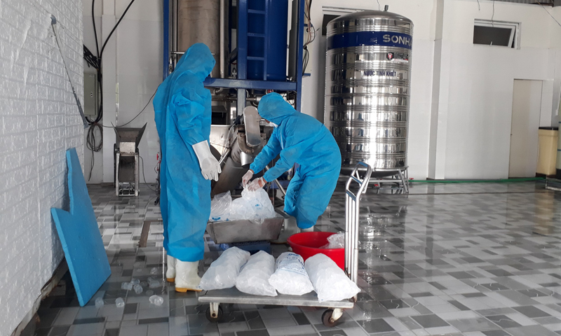 Sản xuất đá viên dùng liền tại Công ty TNHH Thương mại Xuân Thìn (cụm tiểu thủ công nghiệp xã Quang Phú, TP. Đồng Hới).