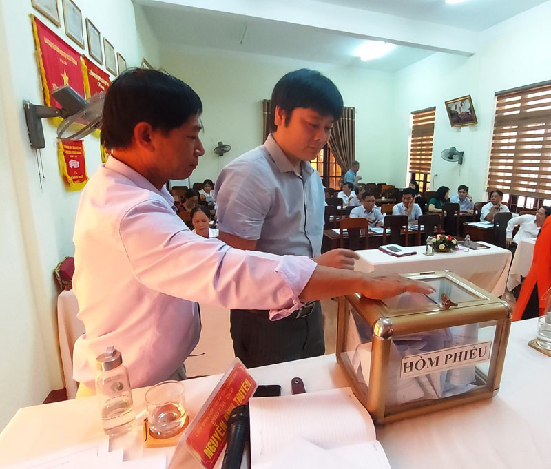 Các đại biểu bỏ phiếu tín nhiệm bổ sung quy hoạch cán bộ lãnh đạo do Ban Thường vụ Tỉnh ủy quản lý nhiệm kỳ 2020-2025.