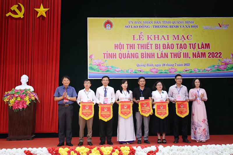 Ban tổ chức trao cờ lưu niệm cho các cơ sở GDNN tham gia hội thi. 