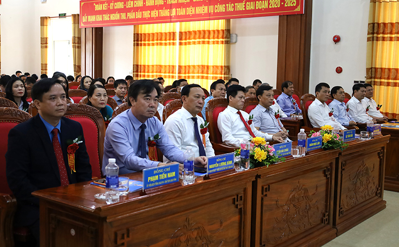 Các đại biểu dự lễ.